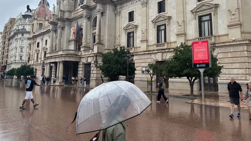 València activa alerta roja por lluvias: cierres y suspensiones en toda la ciudad