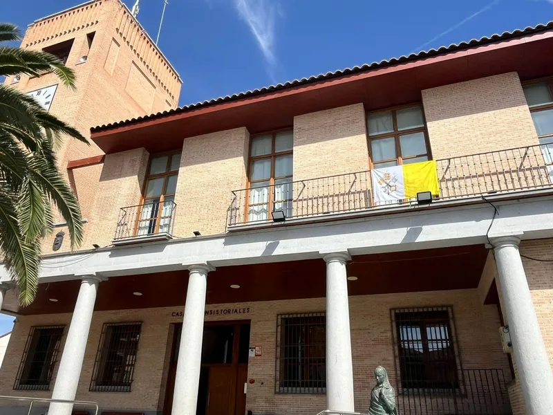Bargas ondea la bandera del Vaticano por la visita del Papa León XIV
