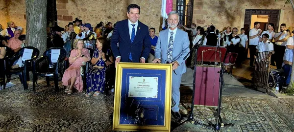 Valverde recibe la Medalla de la Villa de Fuenllana y reafirma el apoyo de la Diputación a los municipios pequeños