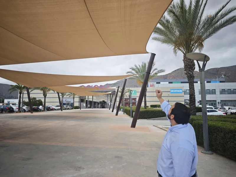 Orihuela instala toldos vela en la plaza de Ociopia para combatir el calor estival