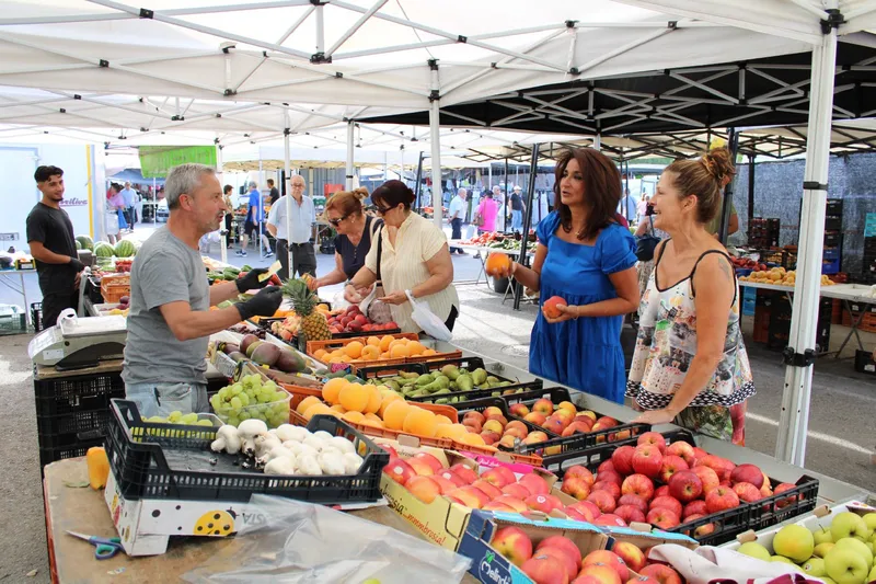 El mercado de los jueves de Lorca atrae a visitantes de la costa murciana y almeriense