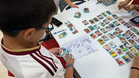 Manzanares celebra un exitoso intercambio de cromos en la Casa de la Juventud
