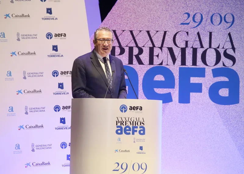 Toni Pérez elogia la fortaleza y capacidad de las empresas familiares alicantinas en Torrevieja