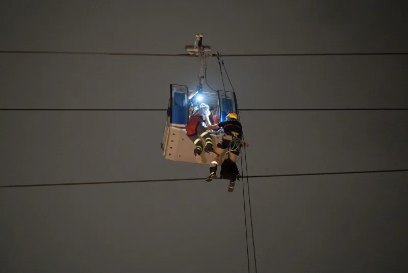 Benalmádena simula un rescate complejo en el teleférico para mejorar la respuesta de emergencias