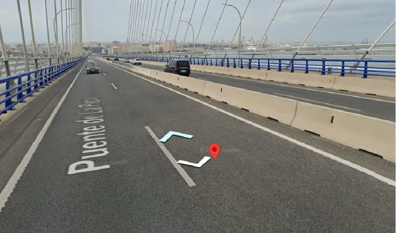 Cuatro heridos en un accidente de tráfico en el Puente de la Constitución de Cádiz