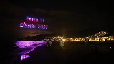 Castelldefels despide el verano con un espectáculo de drones y música en la playa