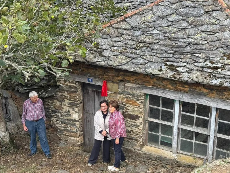 Allande honra a Amparo Rúa con una placa en su casa natal de Beveraso