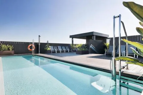 El Hotel Andante de Barcelona destaca por su piscina en la azotea y servicios de calidad