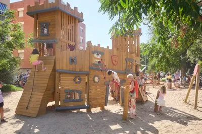 Castelldefels inaugura un nuevo parque infantil con un gran castillo de madera