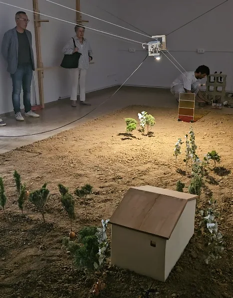 Josep Poblet expone 'Un dia al mas' en el Centre d'Art de Tortosa con la colaboración de alumnos
