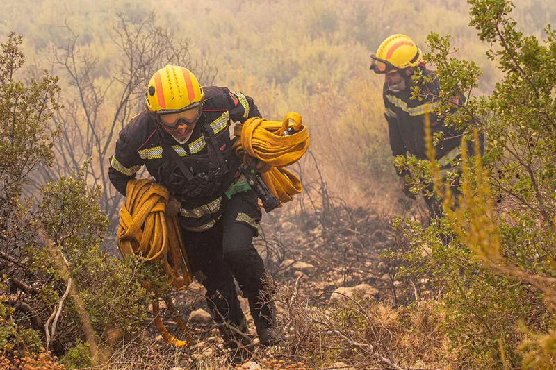 Bomberos de Alicante se desplazan a La Vall d’Uixó para colaborar en la extinción de un incendio