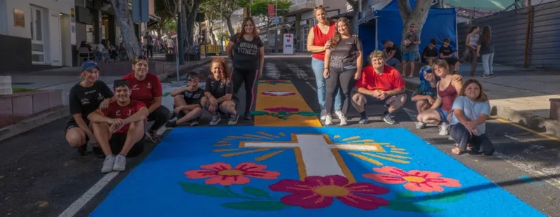 Jóvenes de Adeje crean una alfombra floral por Corpus Christi