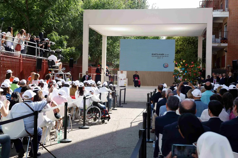 El Papa visita el centro de atención a personas sin hogar CEDIA 24 horas de Cáritas Madrid