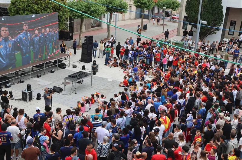 Burela se viste de fiesta para seguir la final del Mundial con cultura y ambiente