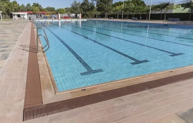 Mislata abre la piscina de verano 2026 con nuevas tarifas y servicio de bibliopiscina