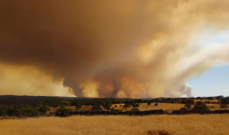 El incendio de Niebla avanza con quemas de ensanche y maquinaria pesada