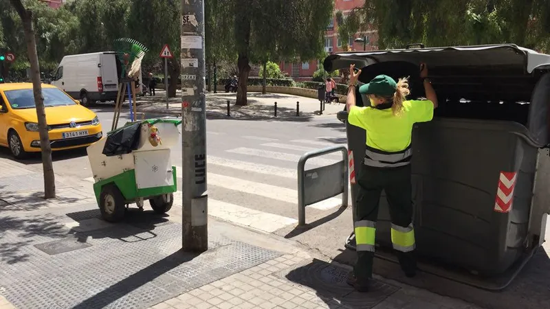 València activa las multas por incumplir la ordenanza de limpieza
