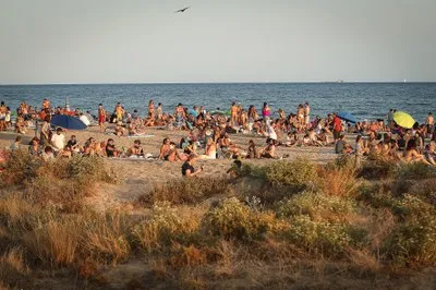 Miles de personas celebran el eclipse solar en la playa de Castelldefels