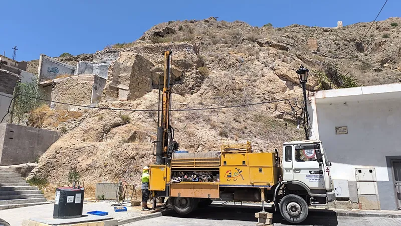 Orihuela instala sensores para vigilar el subsuelo del casco histórico