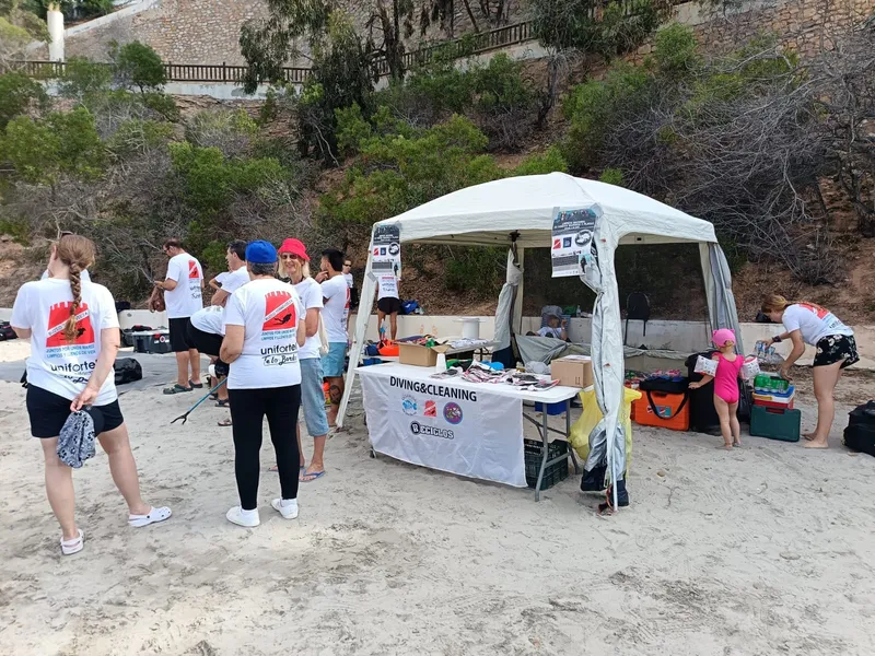 Voluntarios limpian la playa de La Caleta en Orihuela Costa y recogen 38 kilos de residuos