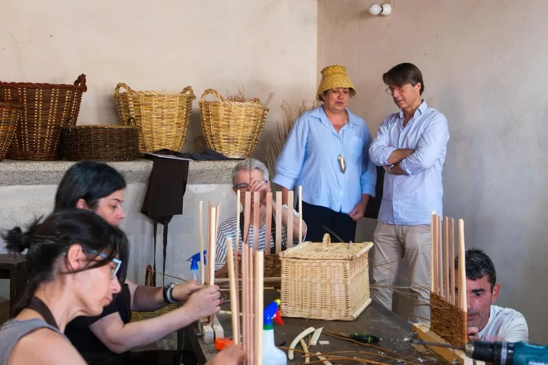 El conselleiro Miguel Corgos visita el Corazón da Artesanía en Agolada