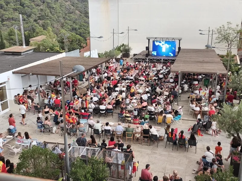 Serra celebra la victoria de España en el Mundial con una multitudinaria pantalla gigante