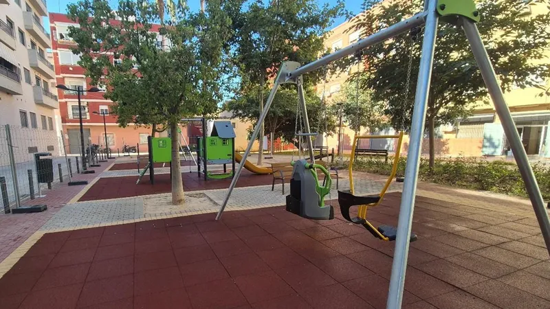 València renueva el jardín de la plaza Portadors de la Mare de Déu de Pinedo con juegos infantiles inclusivos