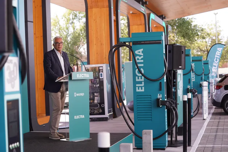 Madrid estrena una electrolinera ultrarrápida en Carabanchel con 26 puntos de recarga