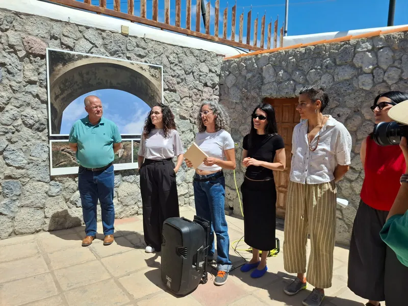 Candelaria expone la memoria y el paisaje de la antigua carretera del sur en 'Carretera Vieja'
