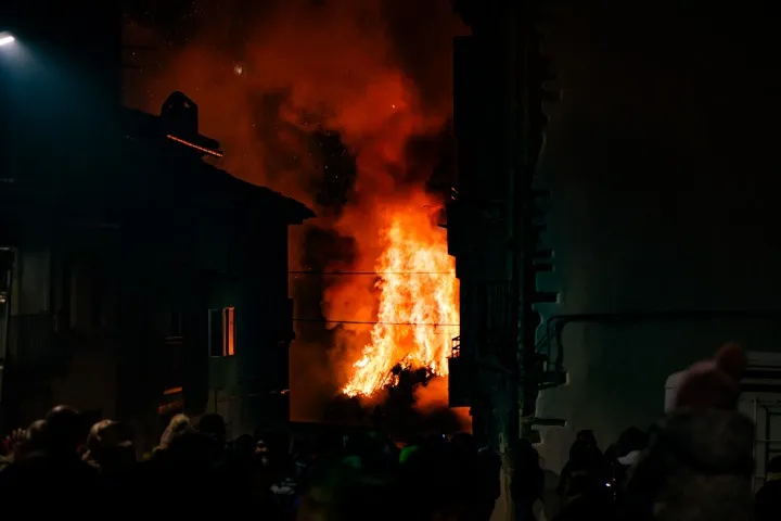 Castellfort enciende la hoguera de Sant Antoni y reparte 1.600 pasteles