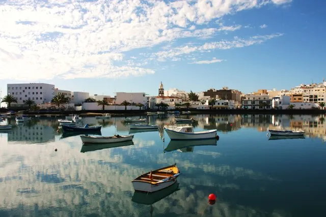 El Charco de San Ginés, corazón marinero de Arrecife, invita al ocio y la tradición