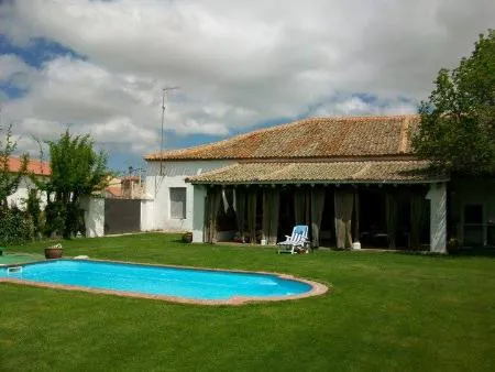 Casa Rural 'Caserío Las Cañadas' ofrece alojamiento con piscina y jardín