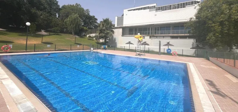 La piscina municipal de Tomares abre sus puertas para el verano con nuevos horarios y tarifas