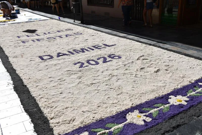 La juventud daimieleña protagoniza la tradicional alfombra de sal en honor a la Virgen de las Cruces
