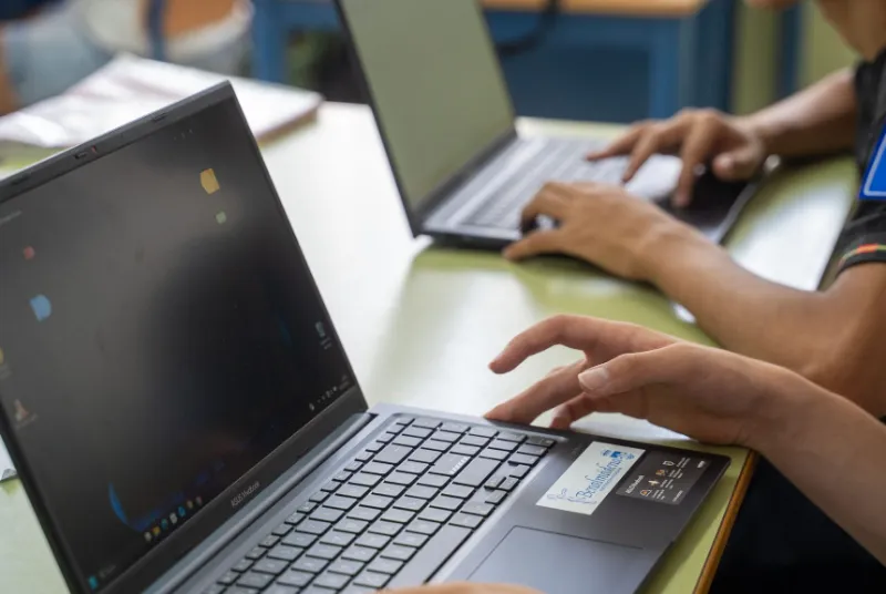 Benalmádena dota al IES Poetas Andaluces de 120 dispositivos digitales para mejorar la educación
