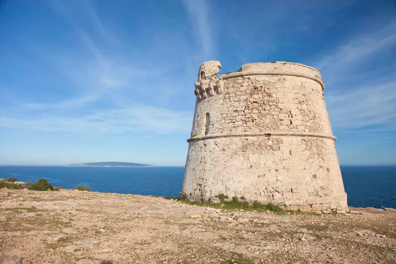 Las torres defensivas de Formentera: guardianas contra la piratería en el siglo XVIII