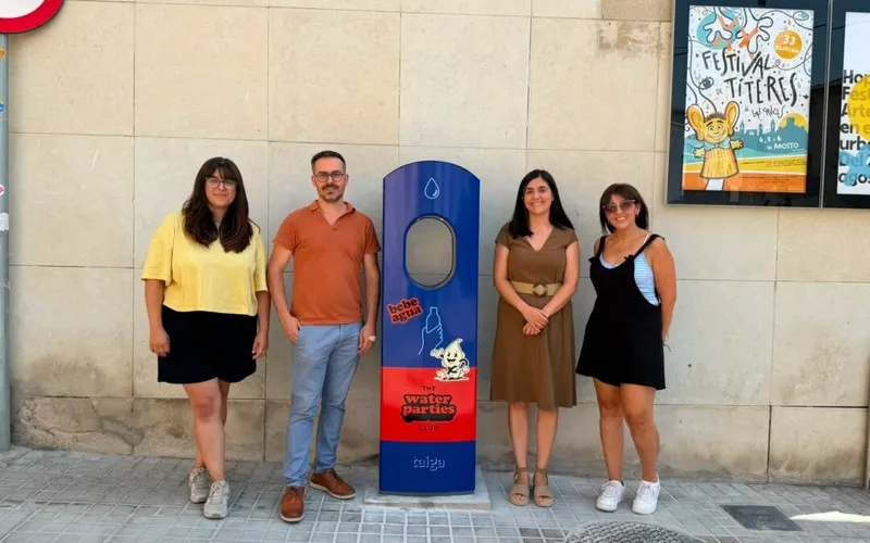Villena estrena fuente de agua fría en Plaza de Santiago para la campaña The Waterparties Club 2026