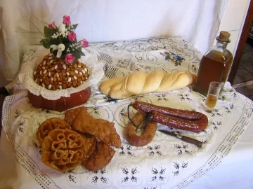 Monroy presume de su gastronomía con la tradicional rosca de piñonate