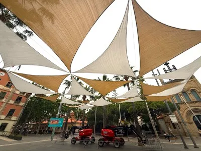 Castelldefels instala toldos para dar sombra en la Plaza de la Iglesia este verano
