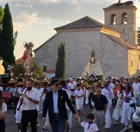 Alalpardo celebra la procesión de sus patrones con gran participación vecinal