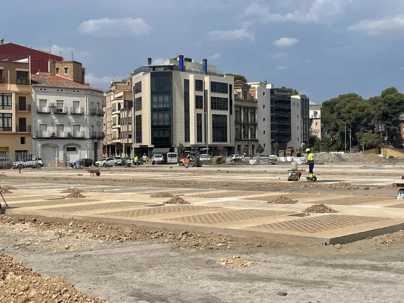 Tortosa prorroga las obras del aparcamiento de Renfe por el calor extremo