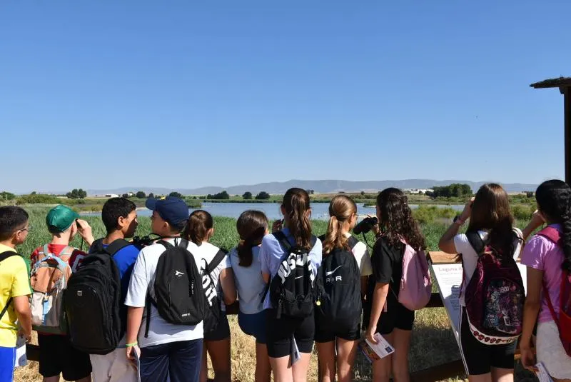 140 escolares daimieleños descubren la biodiversidad de la laguna de Navaseca