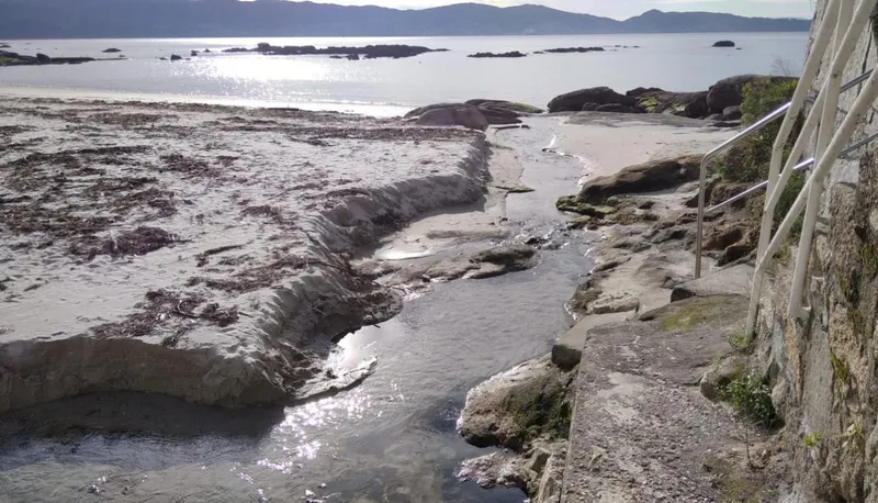 Sanxenxo inicia la recuperación del regato A Carabuxeira y mejora el acceso a la playa