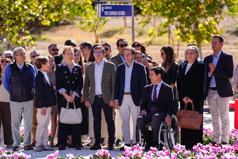Madrid inaugura la glorieta Pepe Domingo Castaño con el izado de la bandera de España