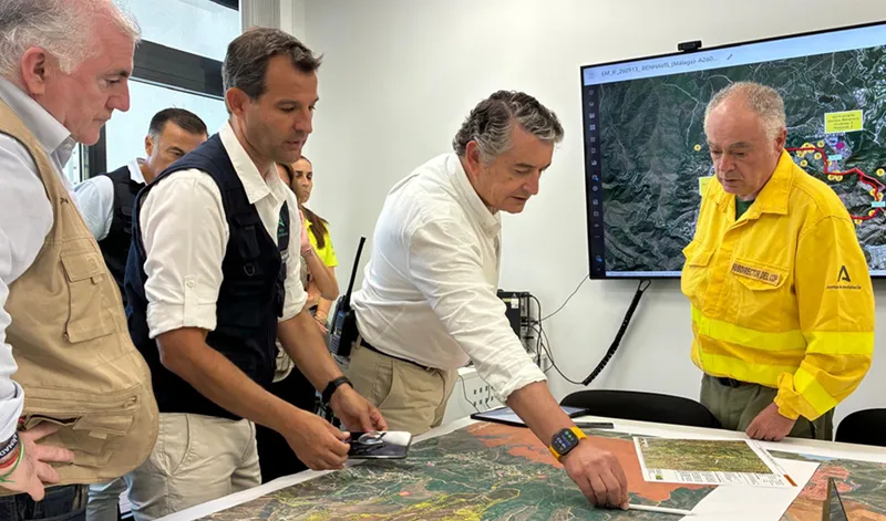 Más de 200 efectivos luchan contra el incendio forestal de Benahavís