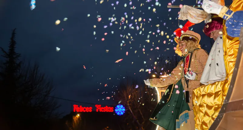 Los Reyes Magos desembarcan en Trillo con una cabalgata fluvial y reparto de regalos