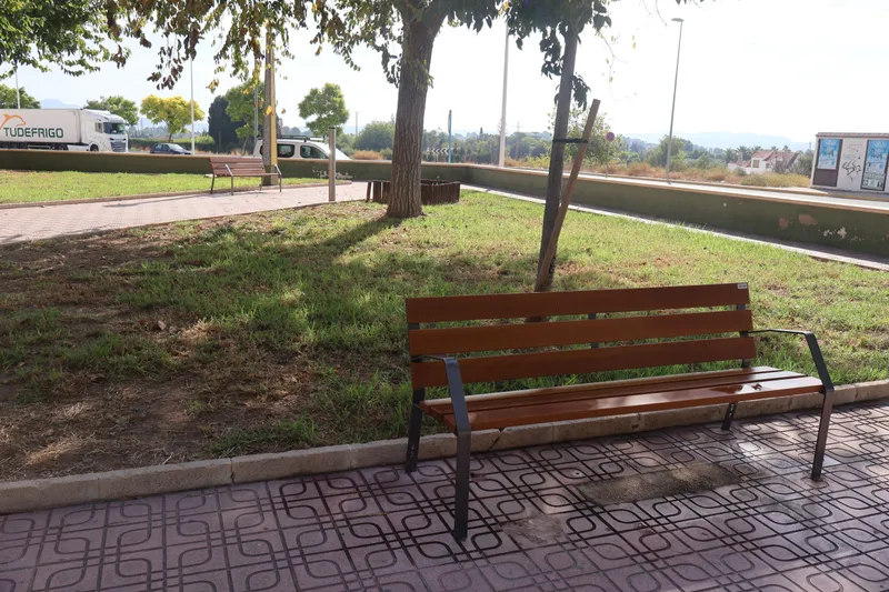 Novelda renueva el mobiliario de sus parques con 50 nuevos bancos y papeleras