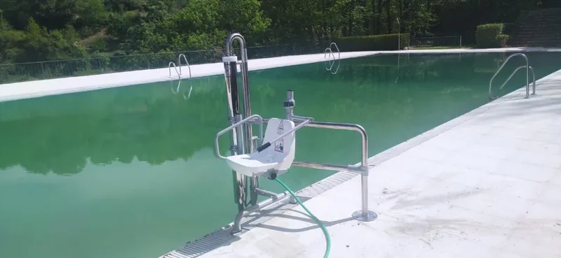 Barrado instala silla hidráulica para facilitar el acceso a la piscina municipal