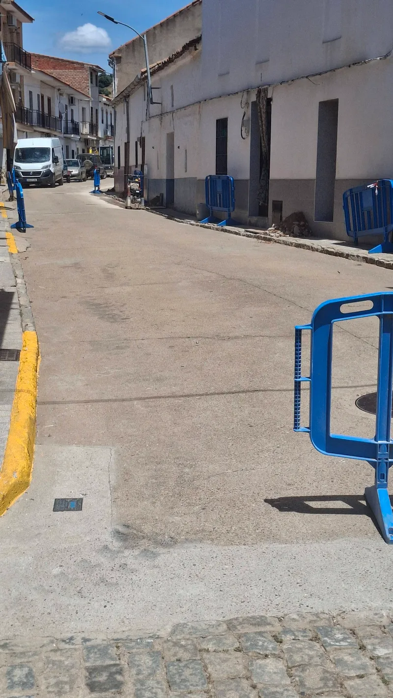 Inician las obras de renovación de la red de abastecimiento de agua en la calle Ancha de Guadalmez