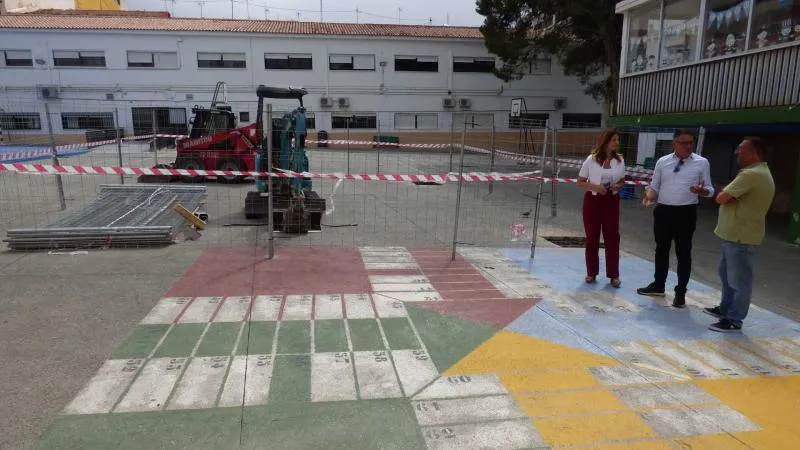 Benidorm instala dos nuevas zonas de sombra en el colegio Bautista Lledó con una inversión de 50.000 euros